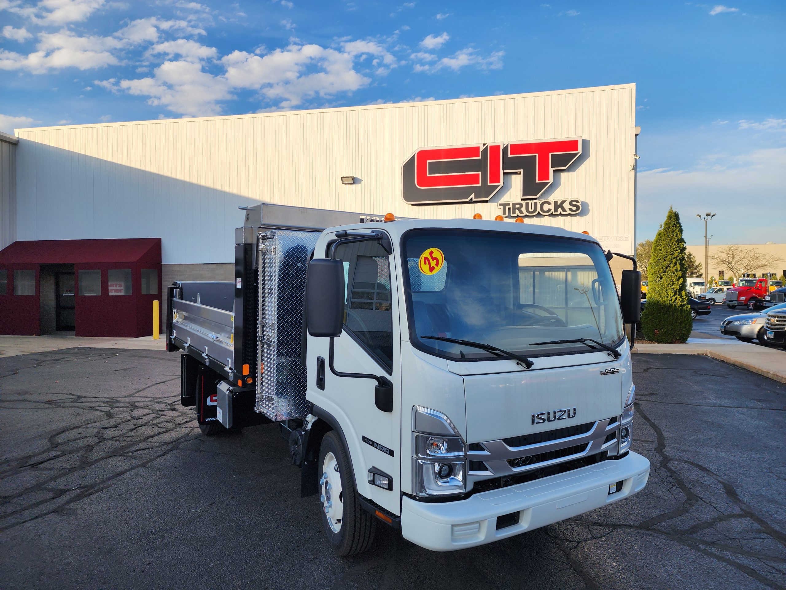 2025 ISUZU NRR GAS - image 3 of 6