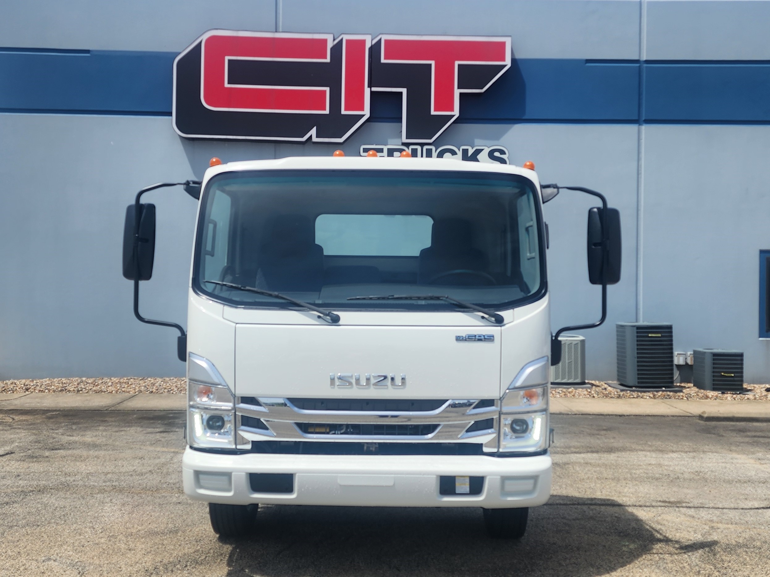 2025 ISUZU NPRHD - image 2 of 6