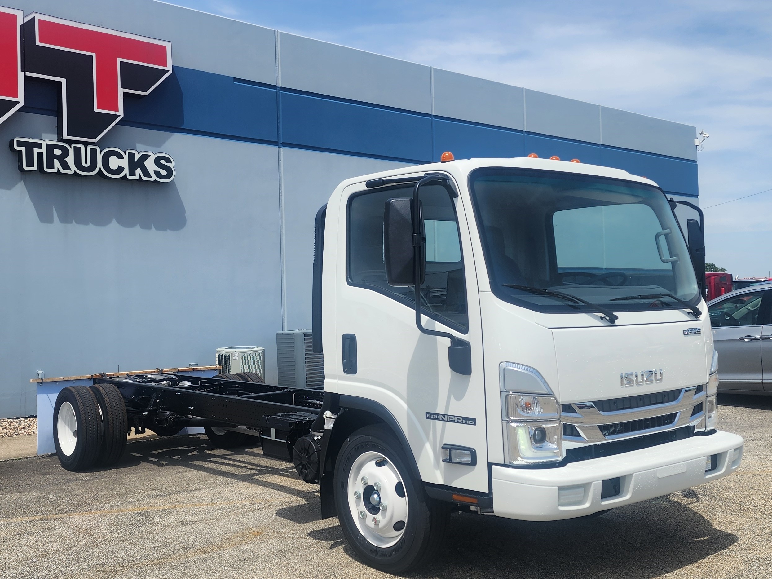 2025 ISUZU NPRHD - image 3 of 6