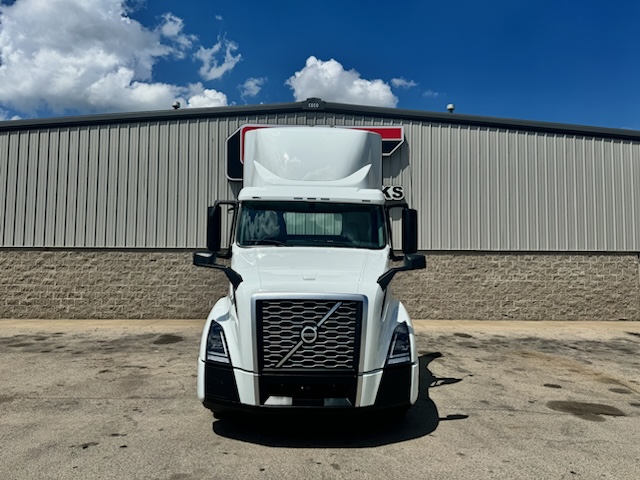 2025 VOLVO VNL300 - image 6 of 6