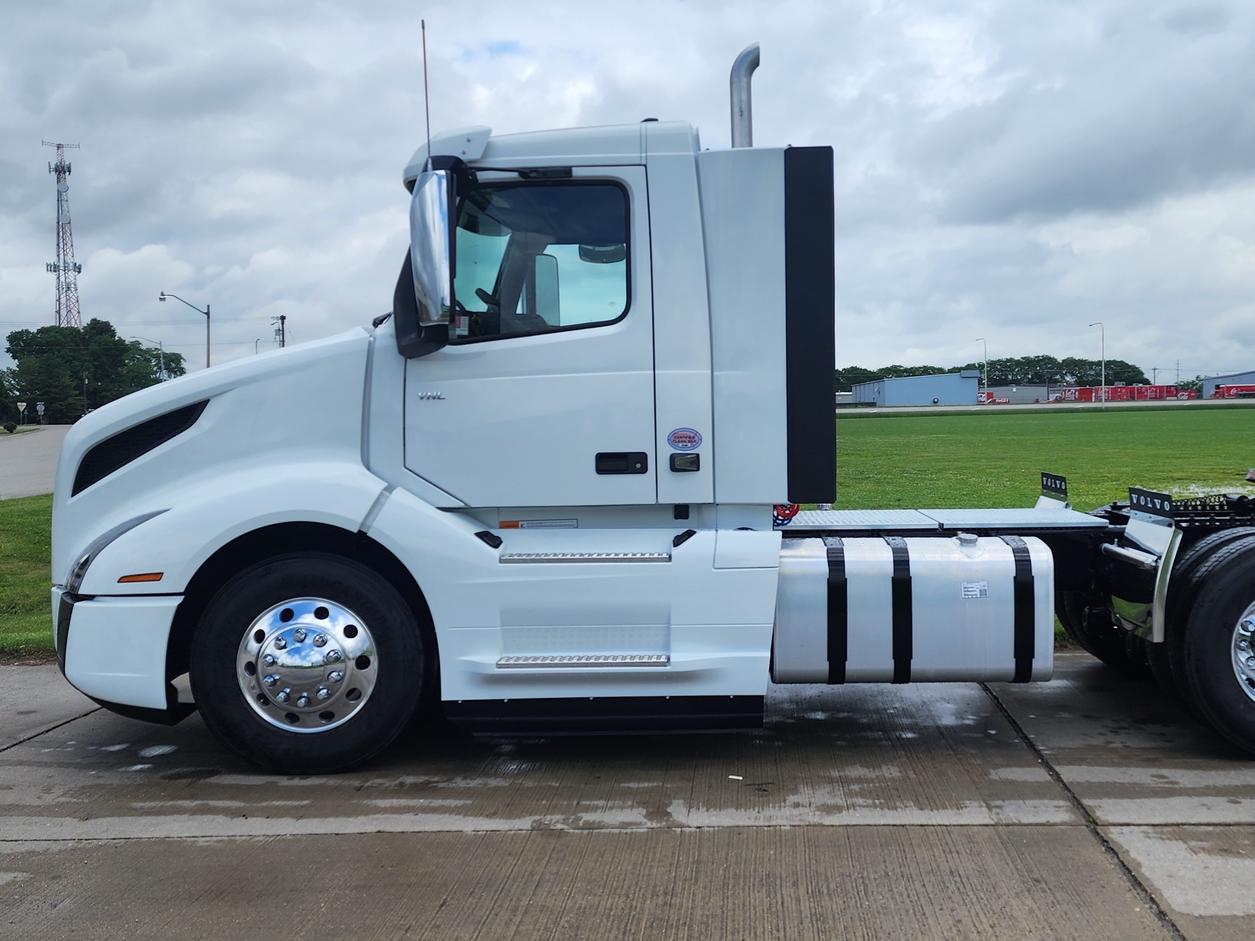 2025 VOLVO VNL300 - image 4 of 6