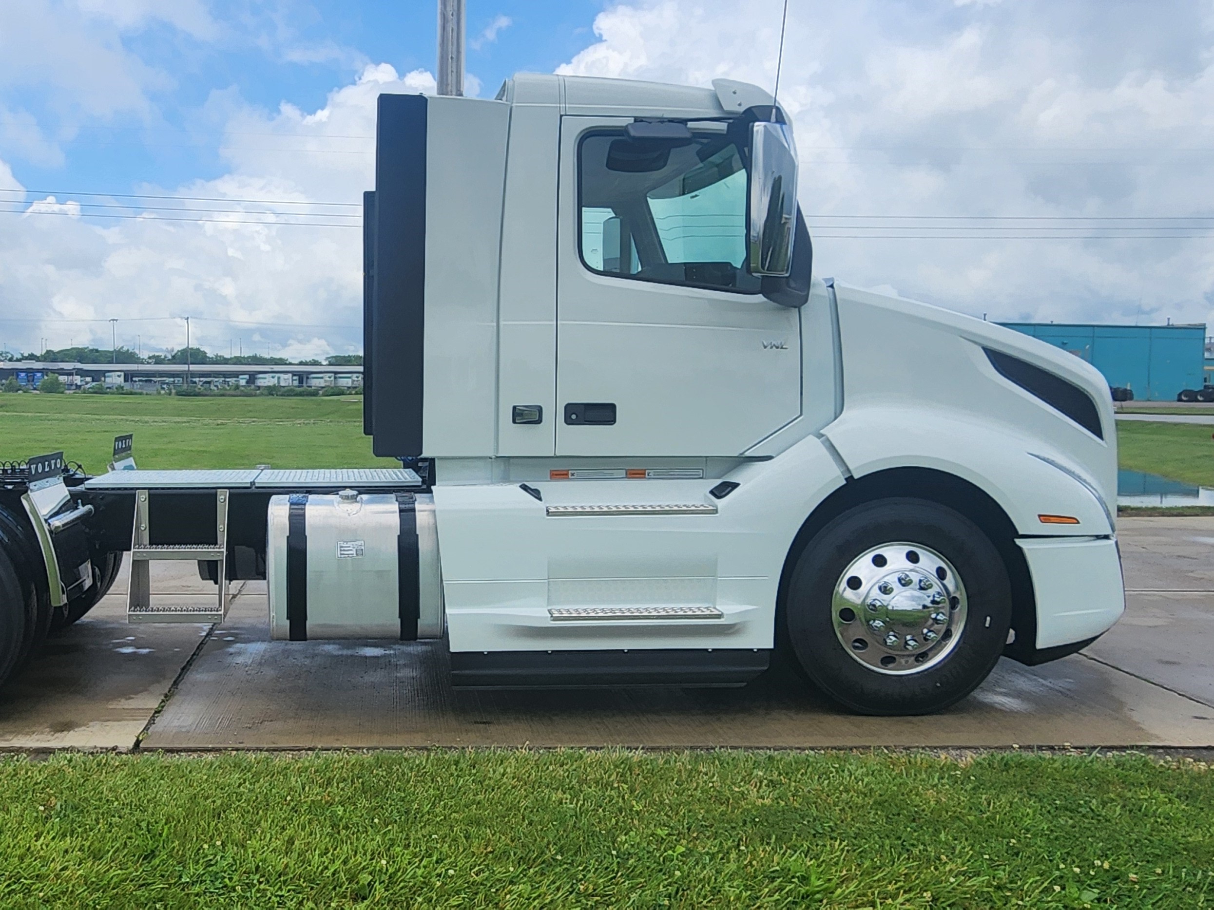 2025 VOLVO VNL300 - image 5 of 6