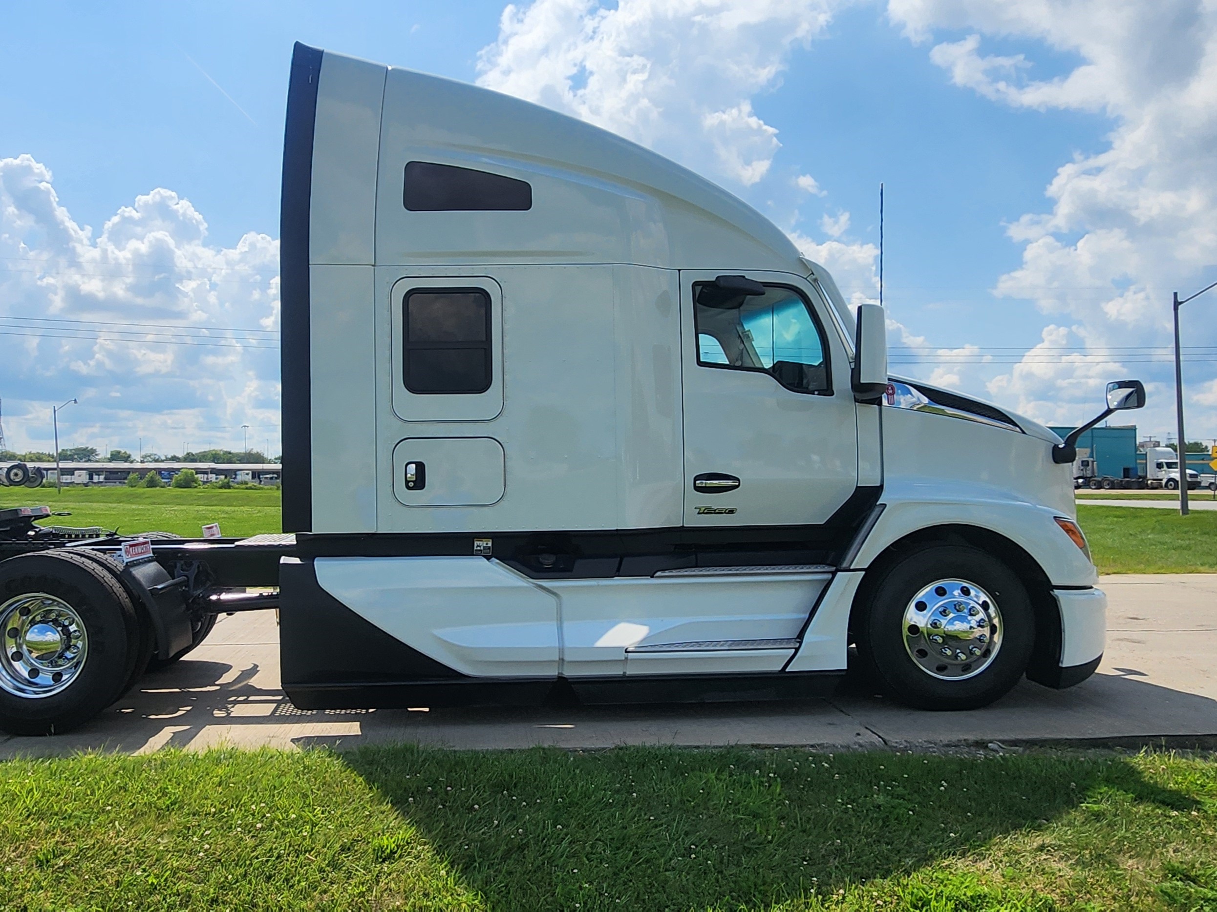 2025 KENWORTH T680 - image 4 of 6