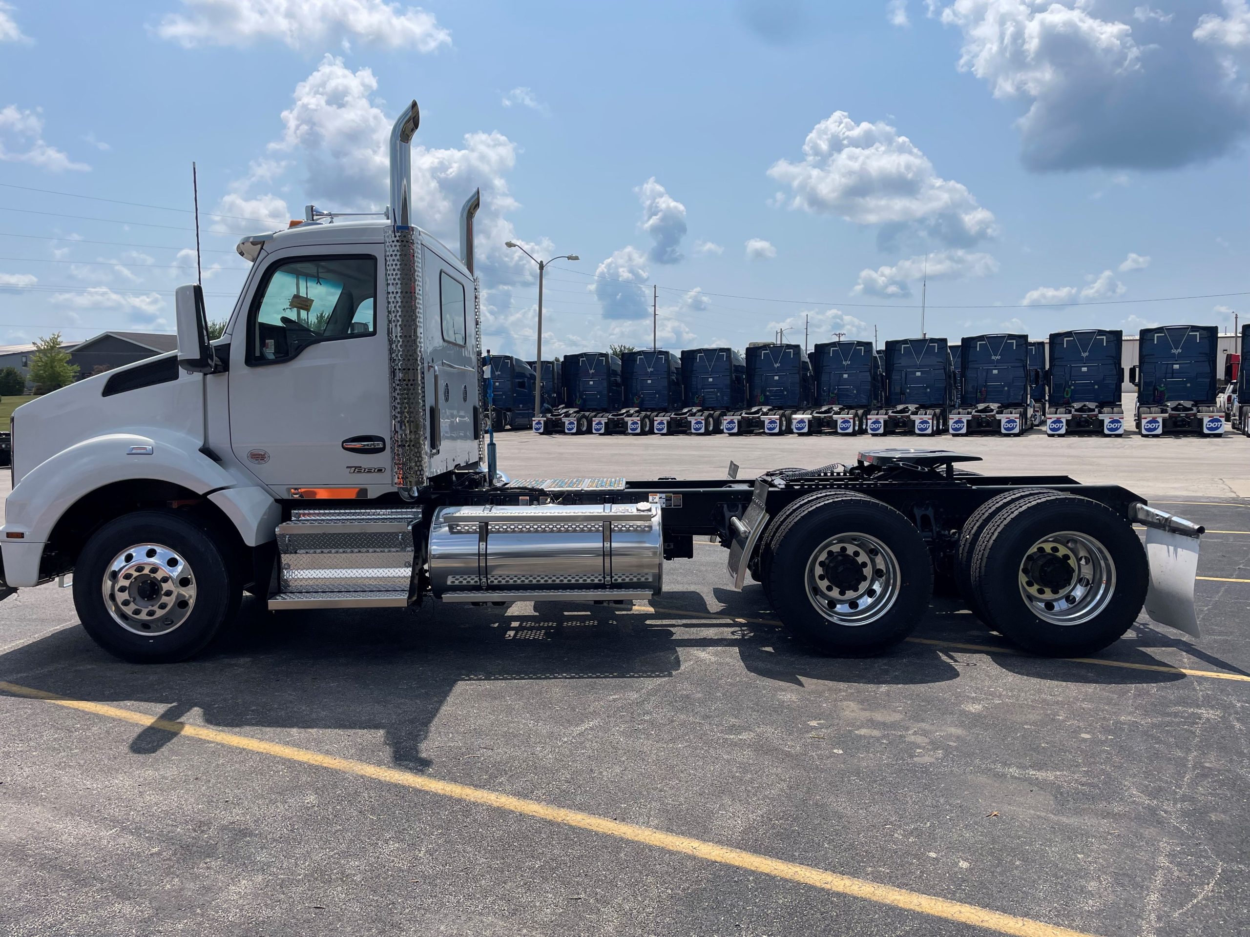 2025 KENWORTH T880 - image 2 of 6