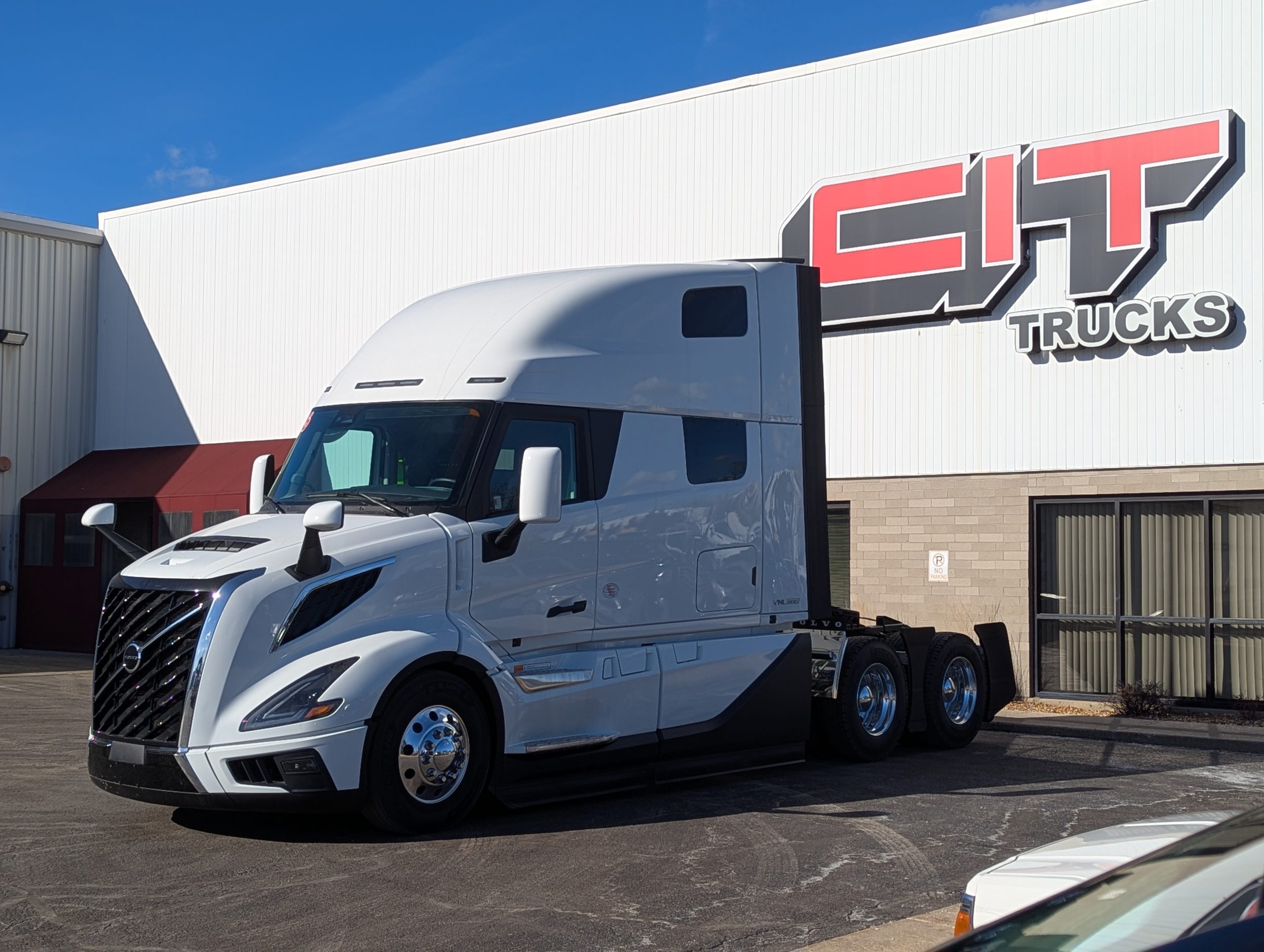 2025 VOLVO VNL860 - image 1 of 6