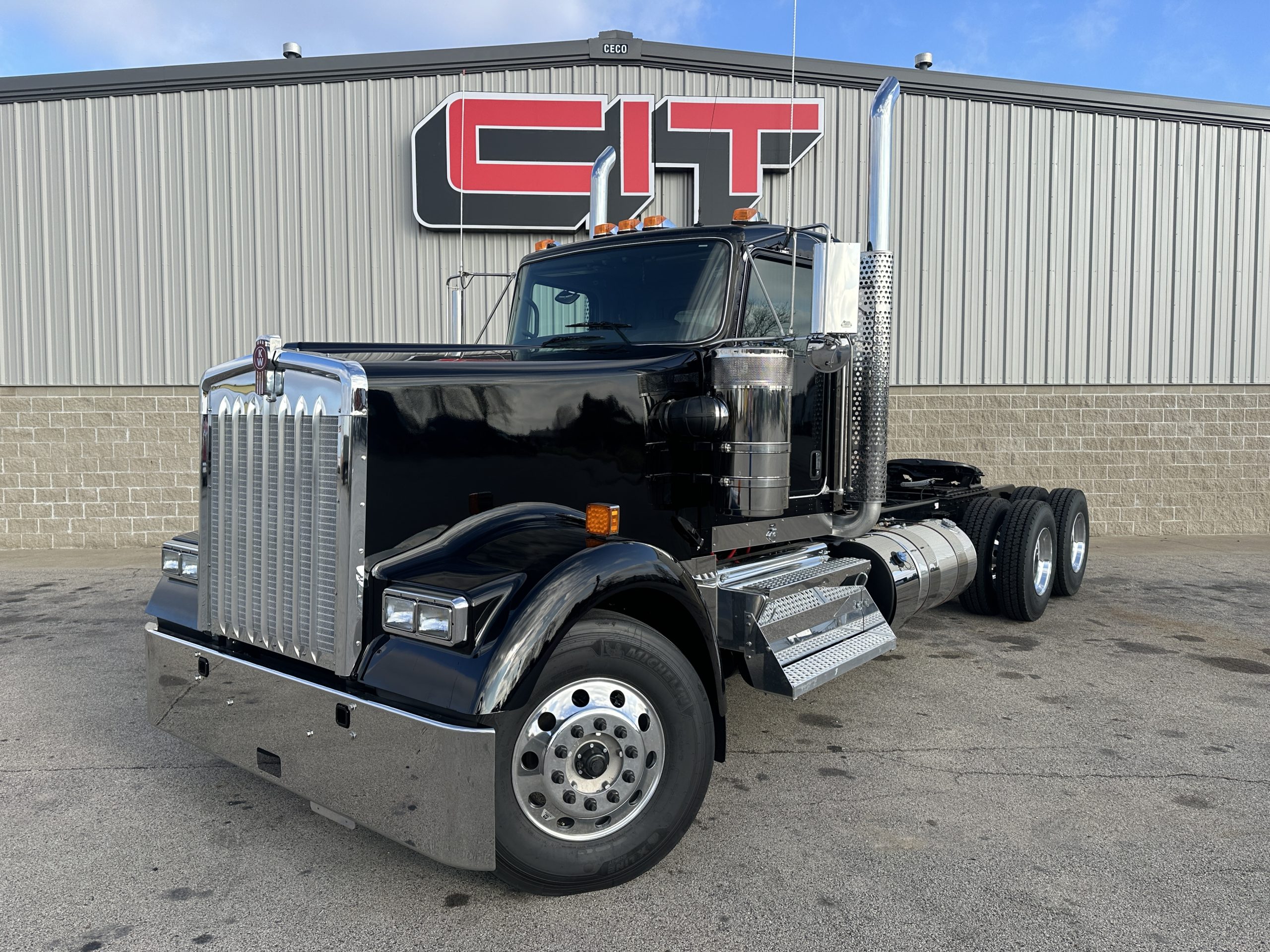 2025 KENWORTH W900L - image 1 of 6