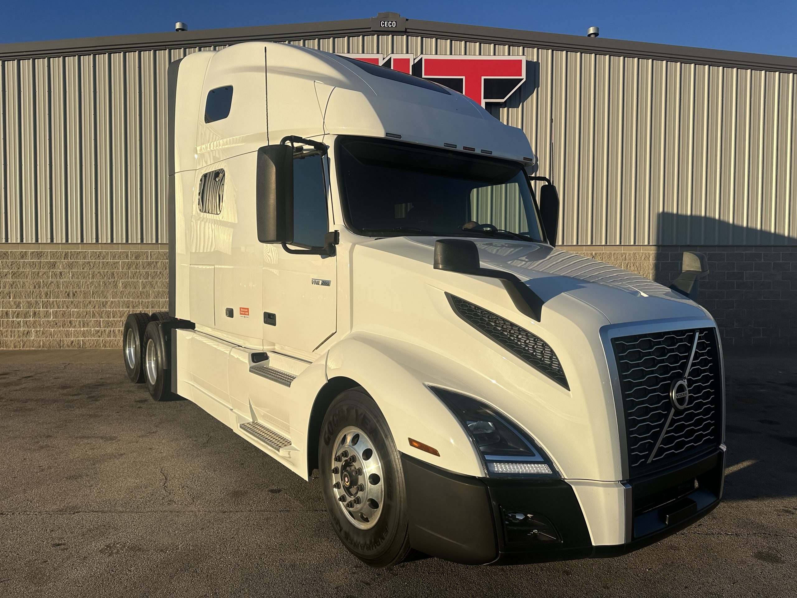 2019 VOLVO VNL760 - image 2 of 6