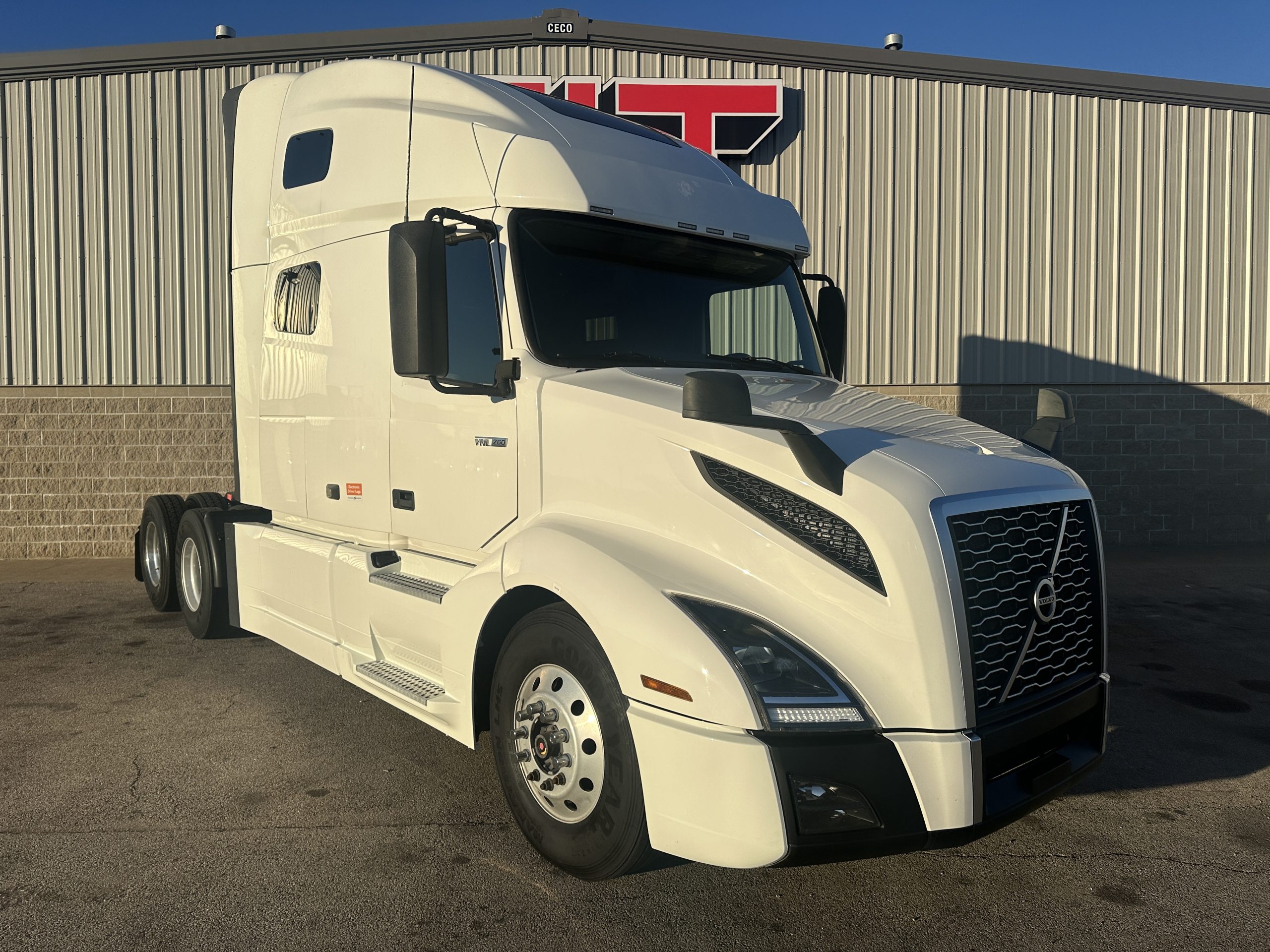 2019 VOLVO VNL760 - image 2 of 6