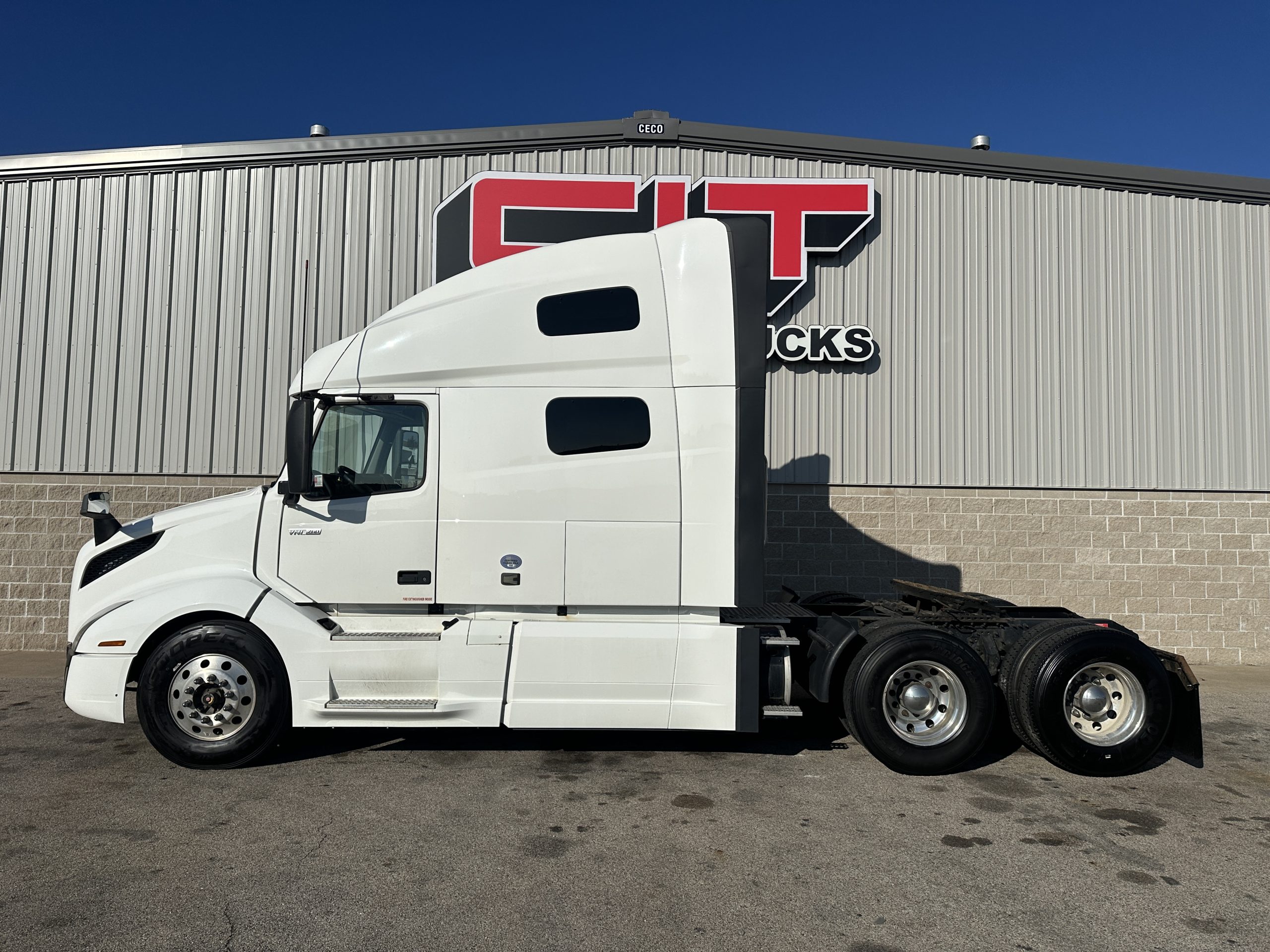 2019 VOLVO VNL760 - image 2 of 6