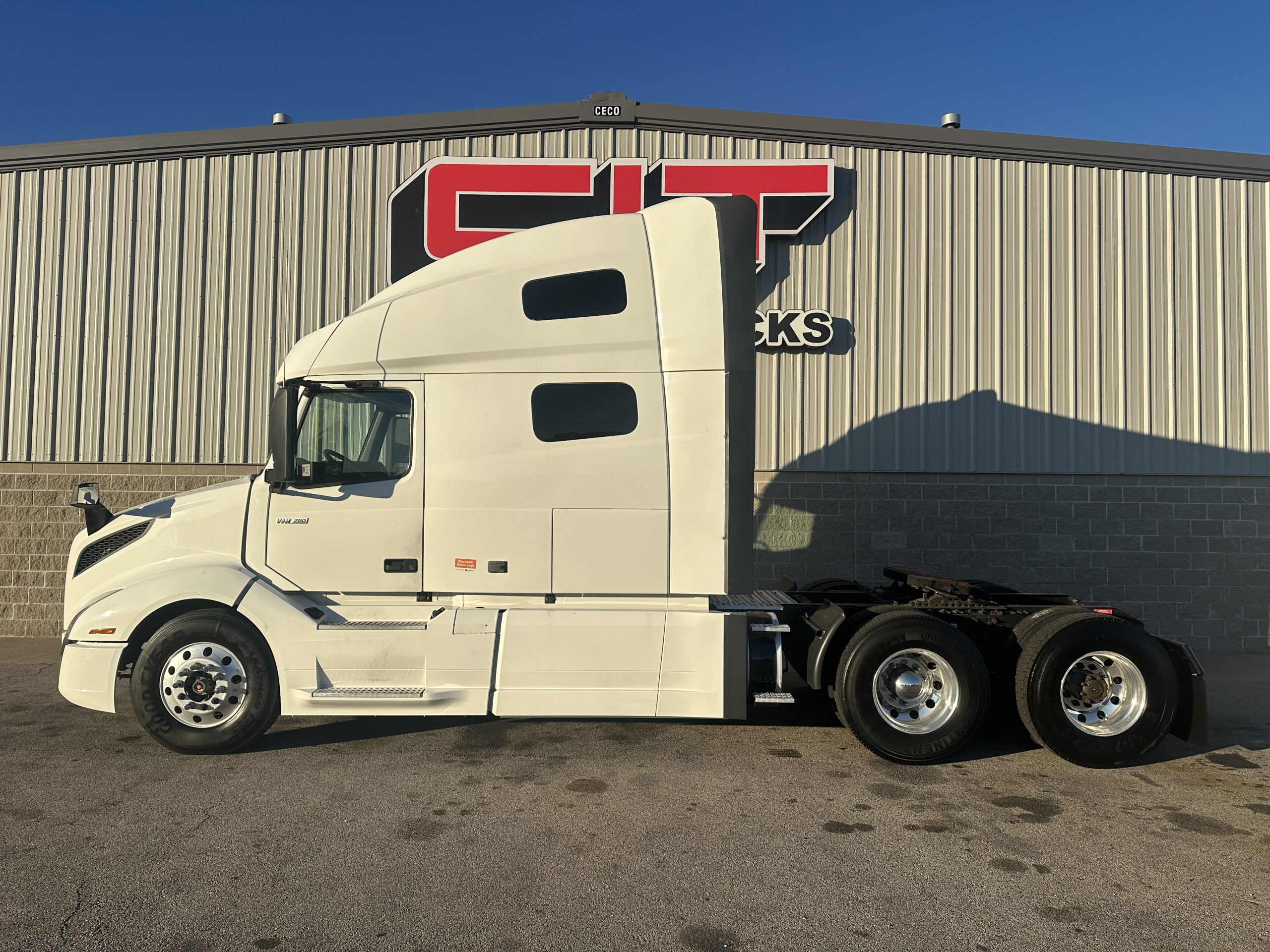 2019 VOLVO VNL760 - image 3 of 6