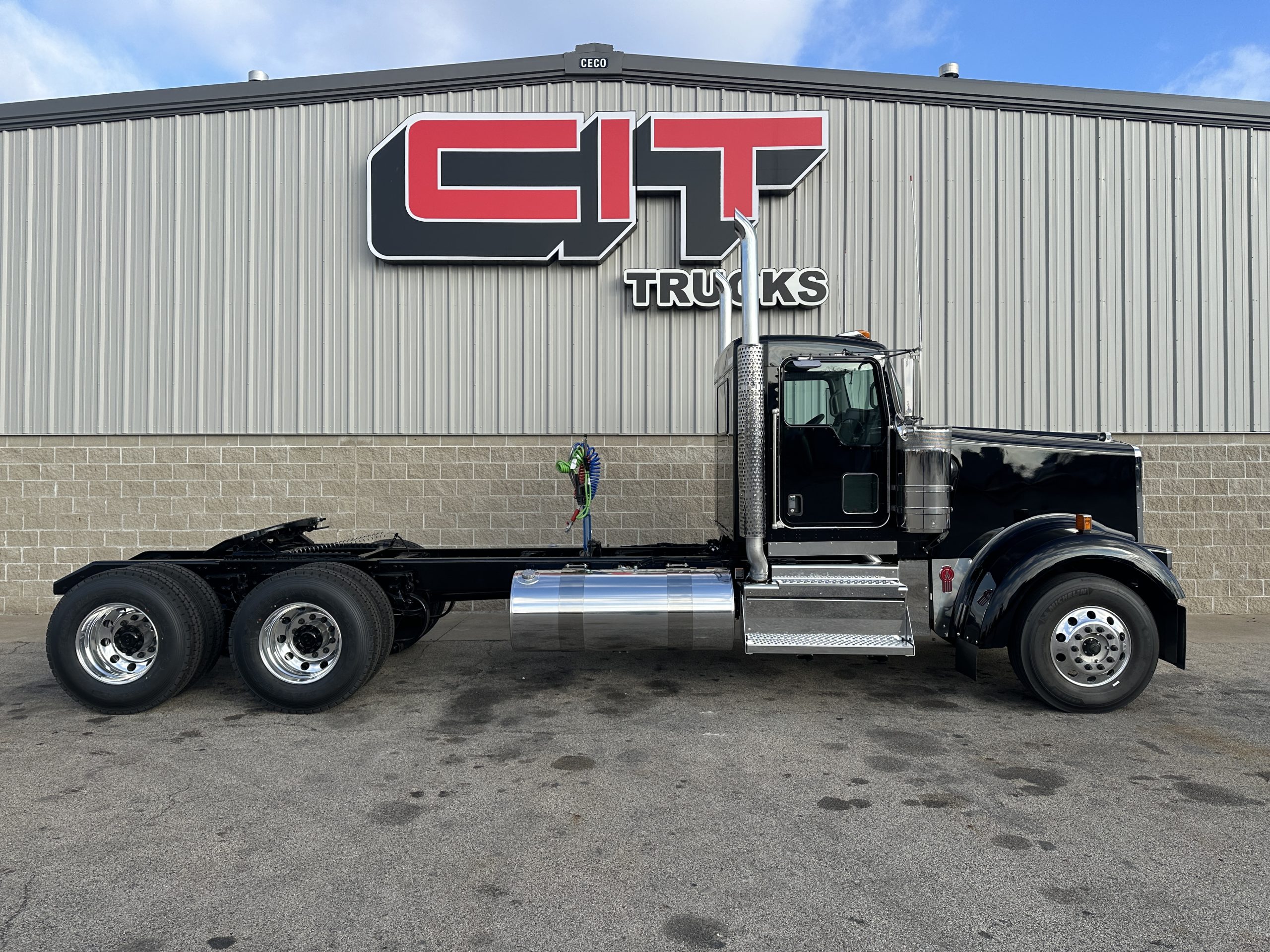 2025 KENWORTH W900L - image 4 of 6