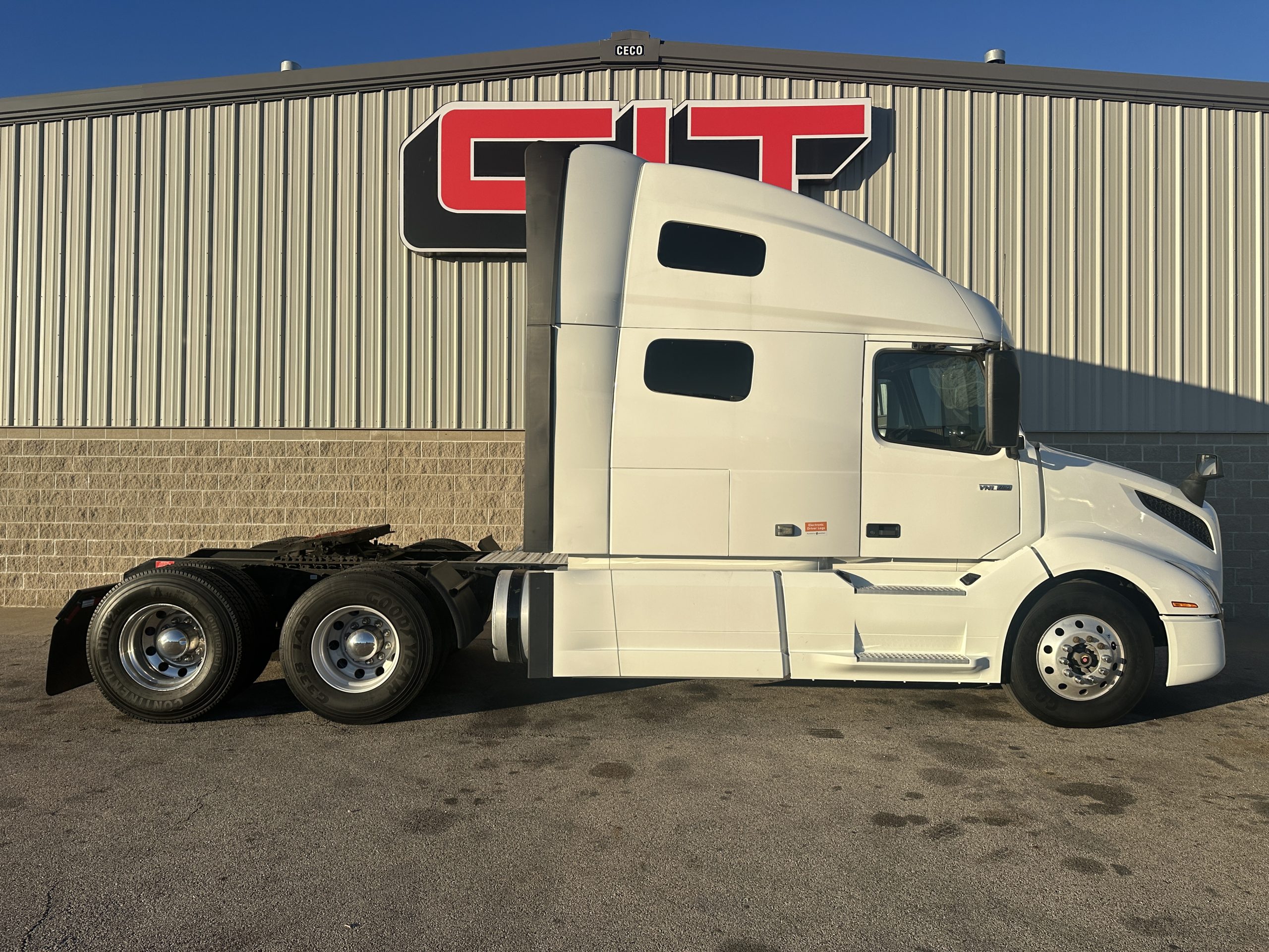 2019 VOLVO VNL760 - image 4 of 6