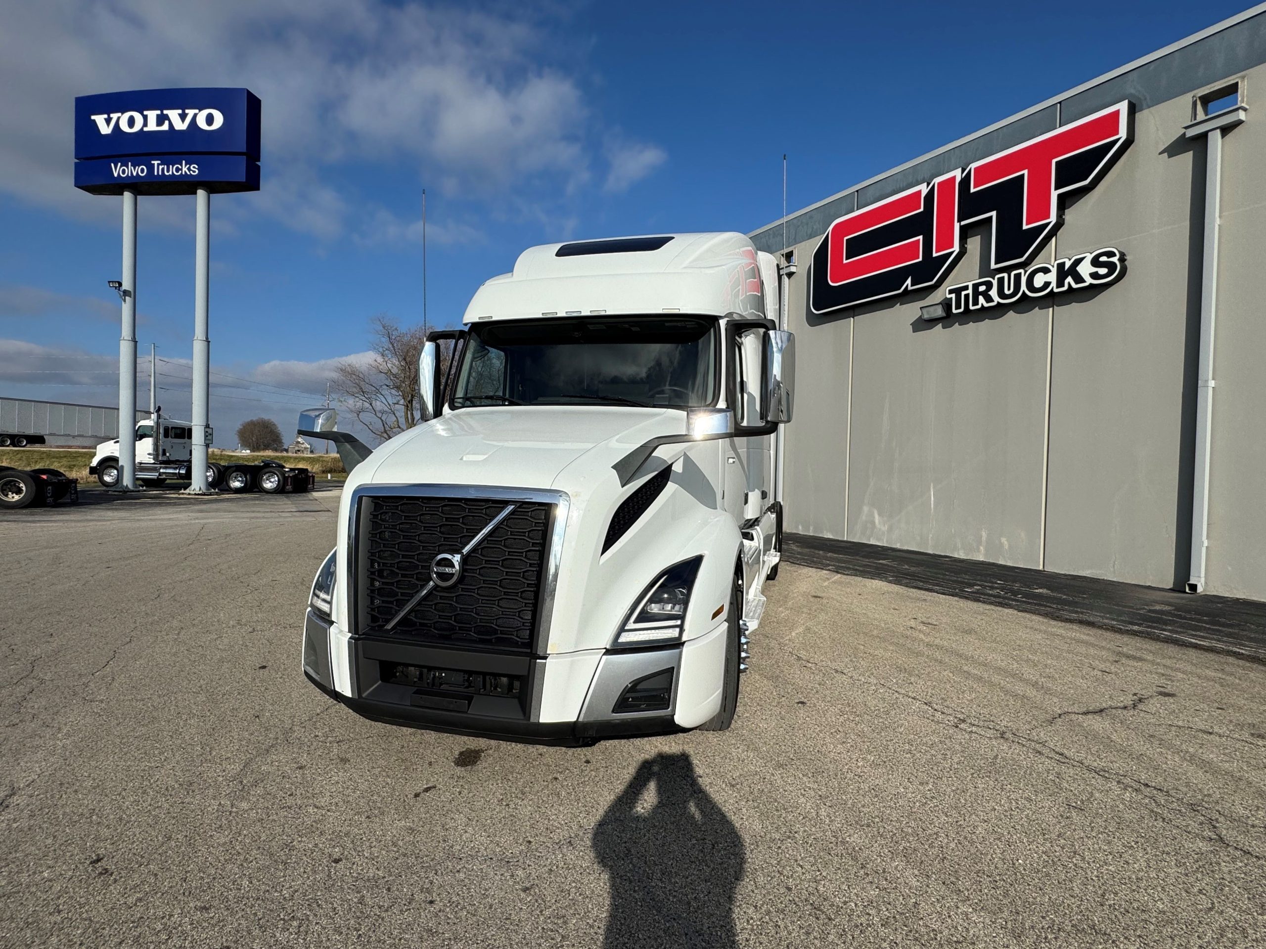 2022 VOLVO VNL860 - image 1 of 6