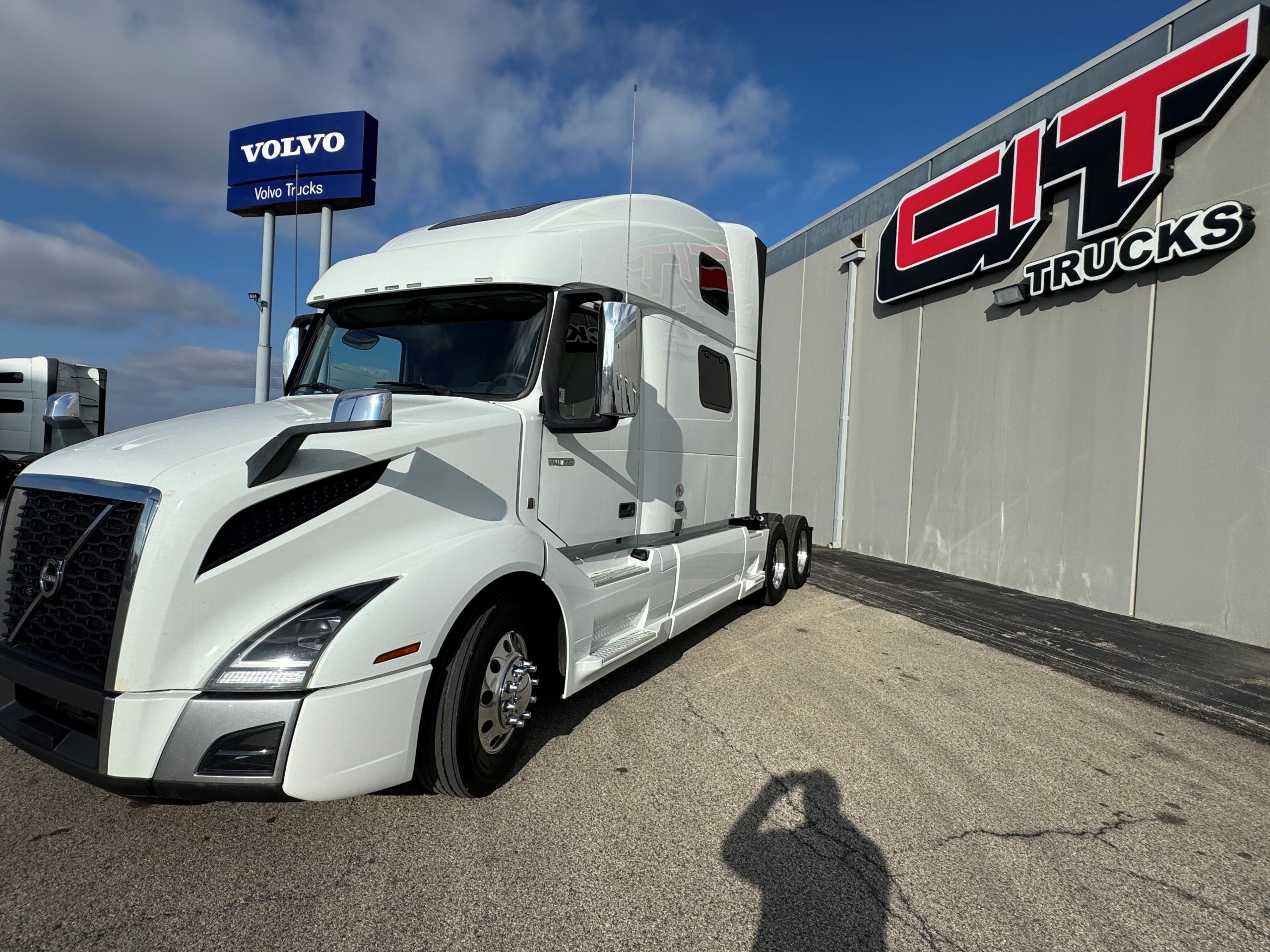 2022 VOLVO VNL860 - image 2 of 6