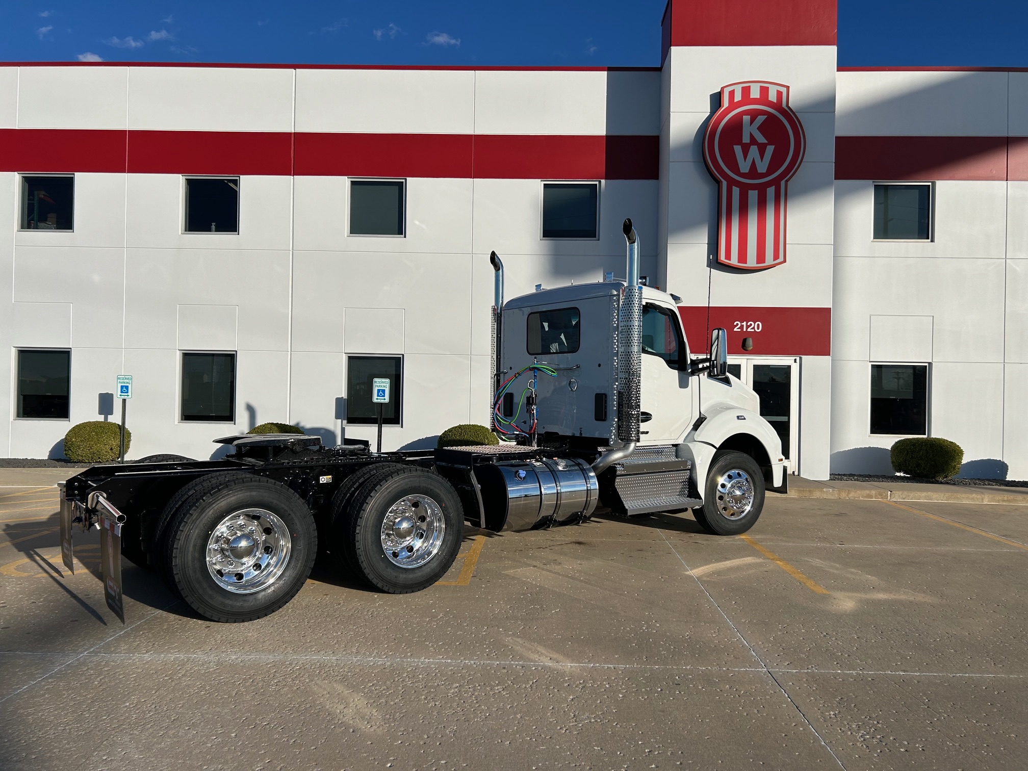 2025 KENWORTH T880 - image 2 of 6