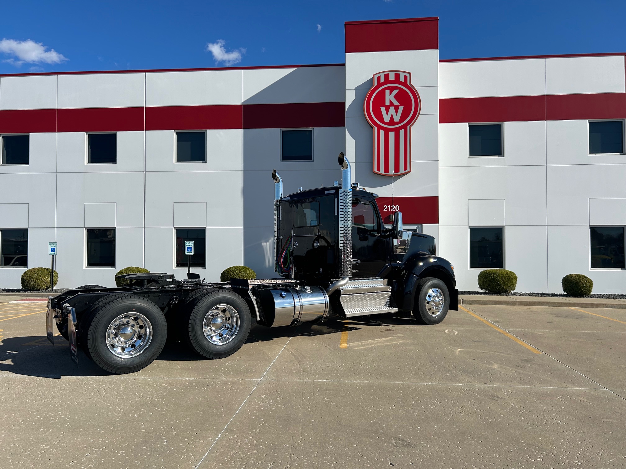 2025 KENWORTH W990 - image 2 of 6