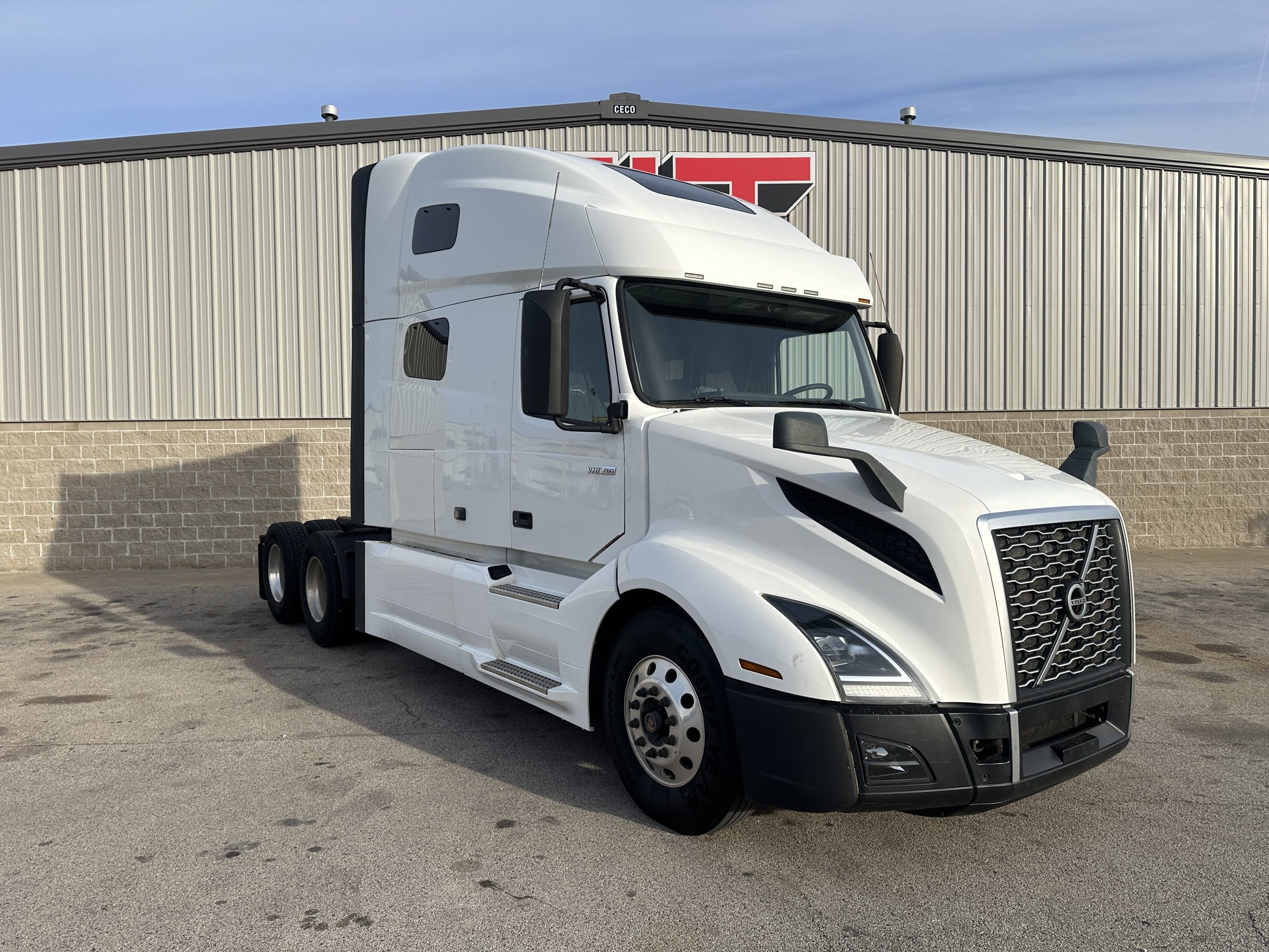 2019 VOLVO VNL760 - image 2 of 6