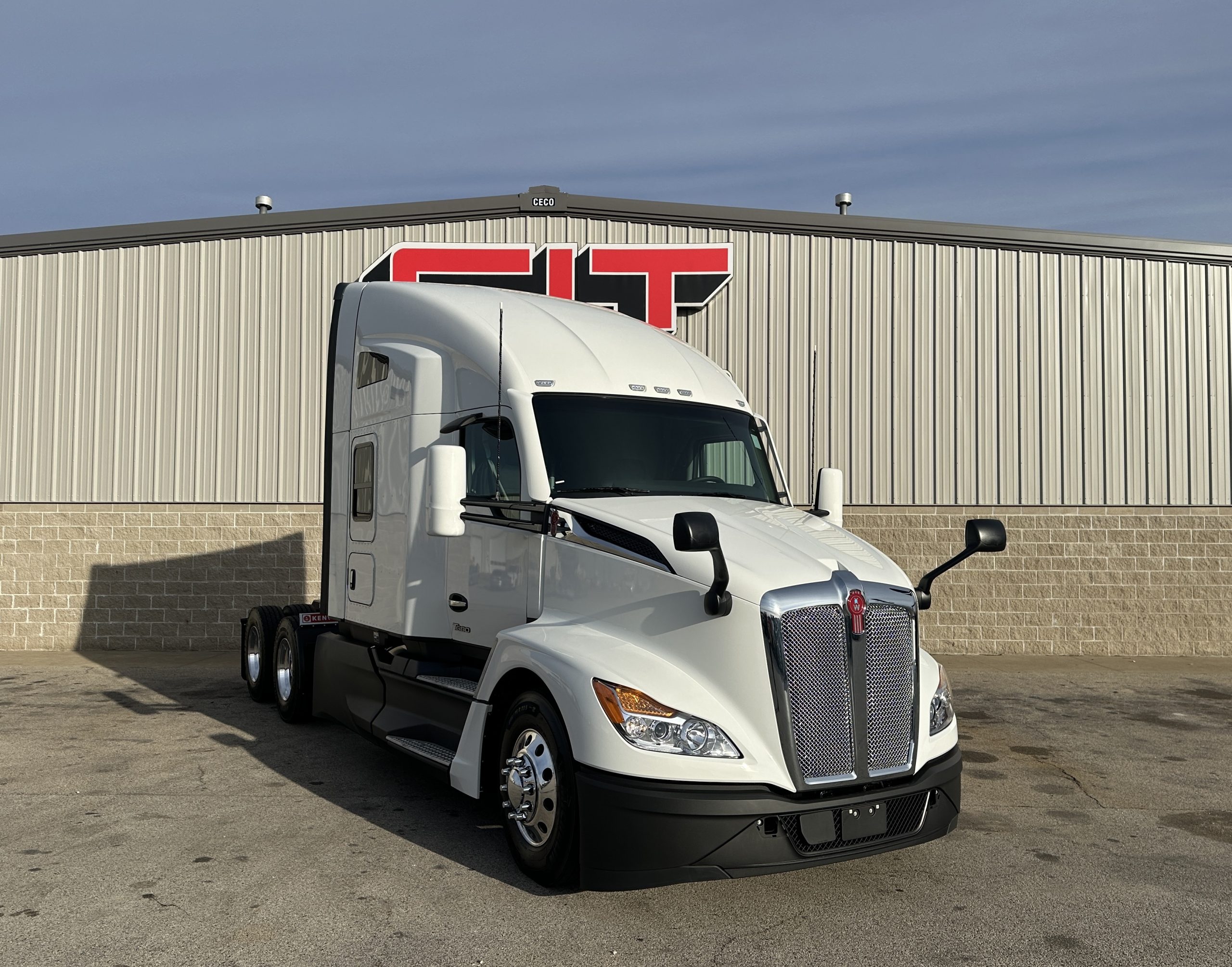 2025 KENWORTH T680 - image 2 of 6