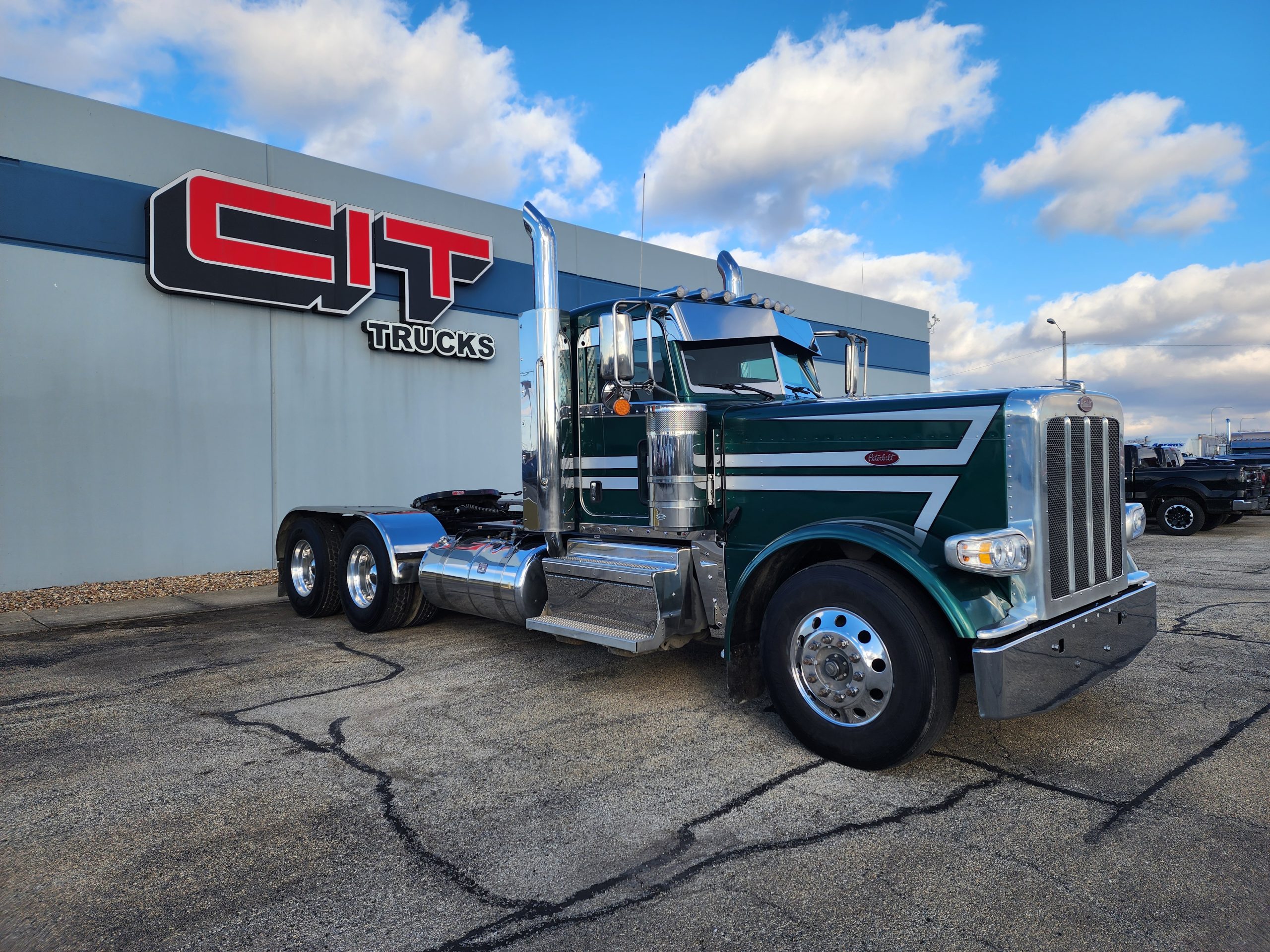 2023 PETERBILT 389 - image 3 of 6