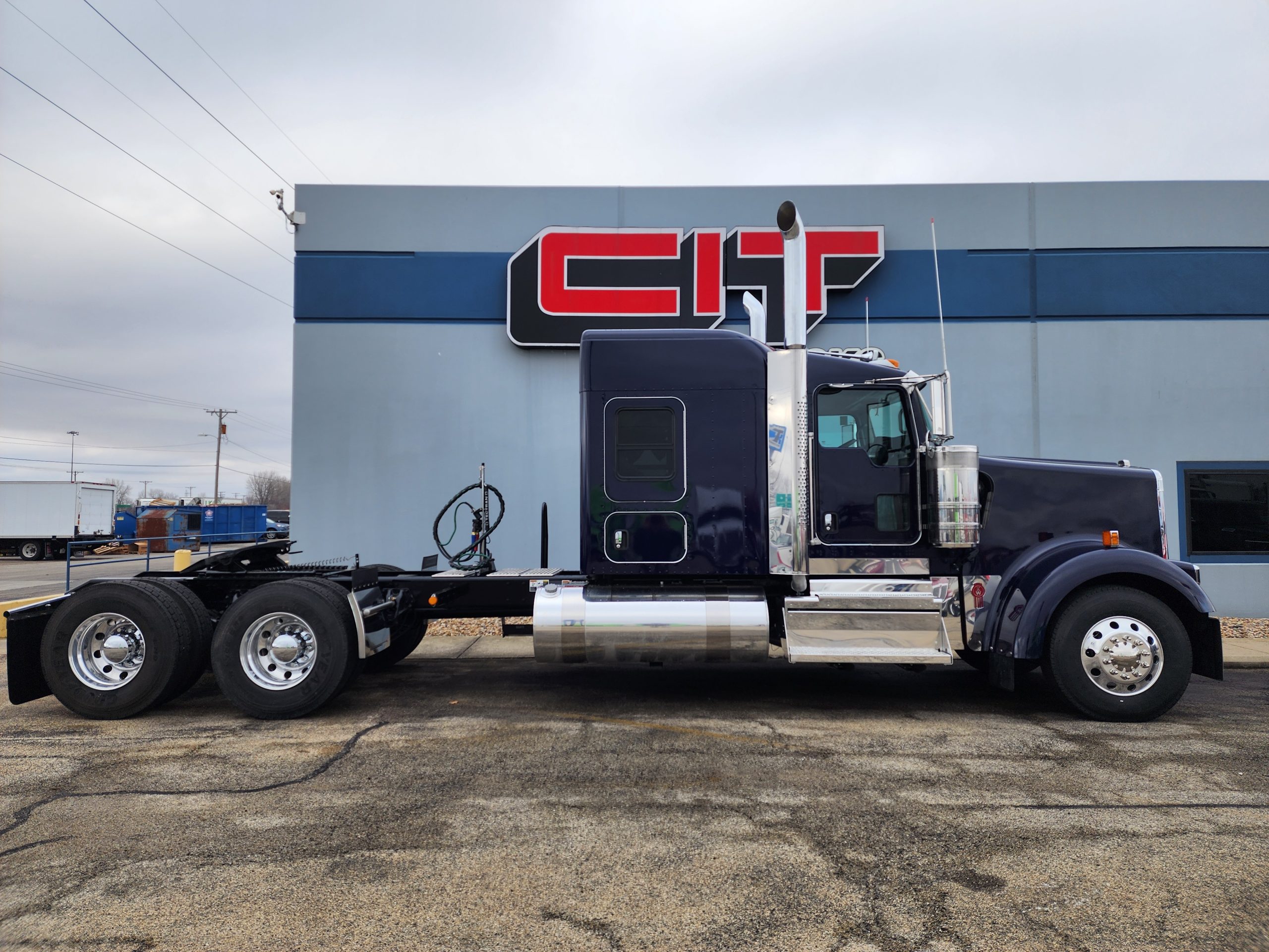 NEW 2025 KENWORTH W900L - image 4 of 6