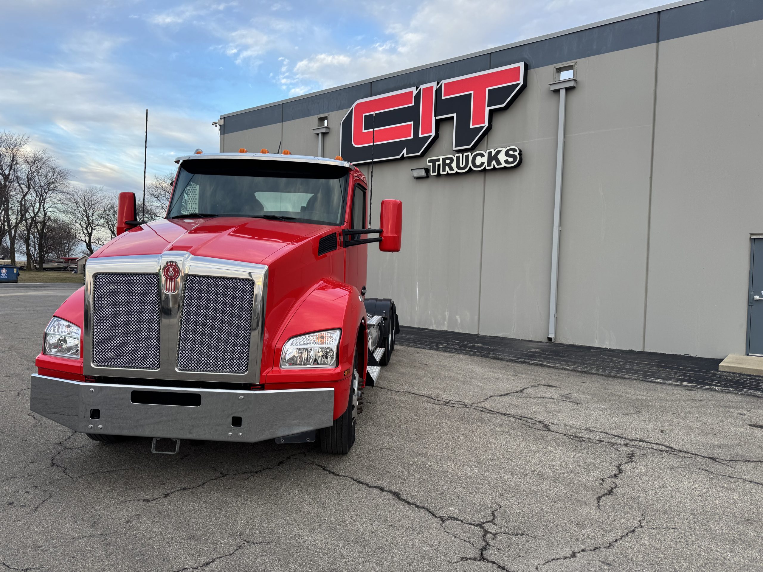 2023 KENWORTH T880 - image 1 of 6