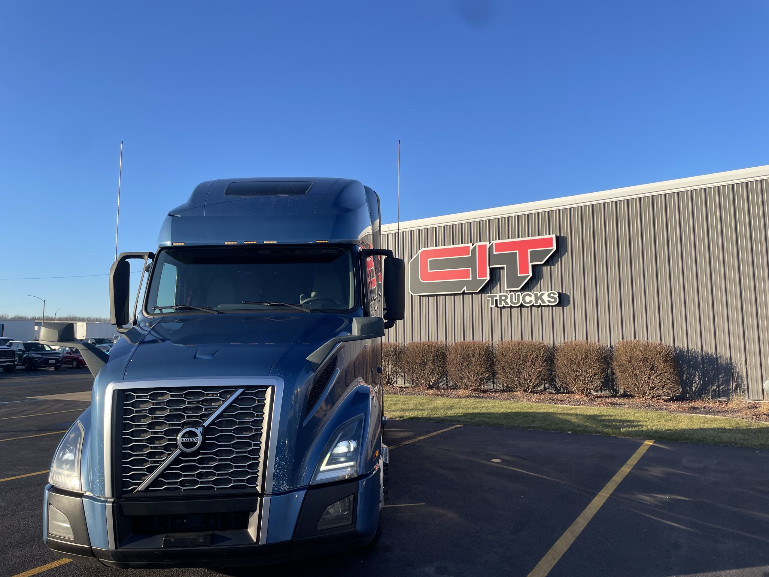 2019 VOLVO VNL760 - image 2 of 6