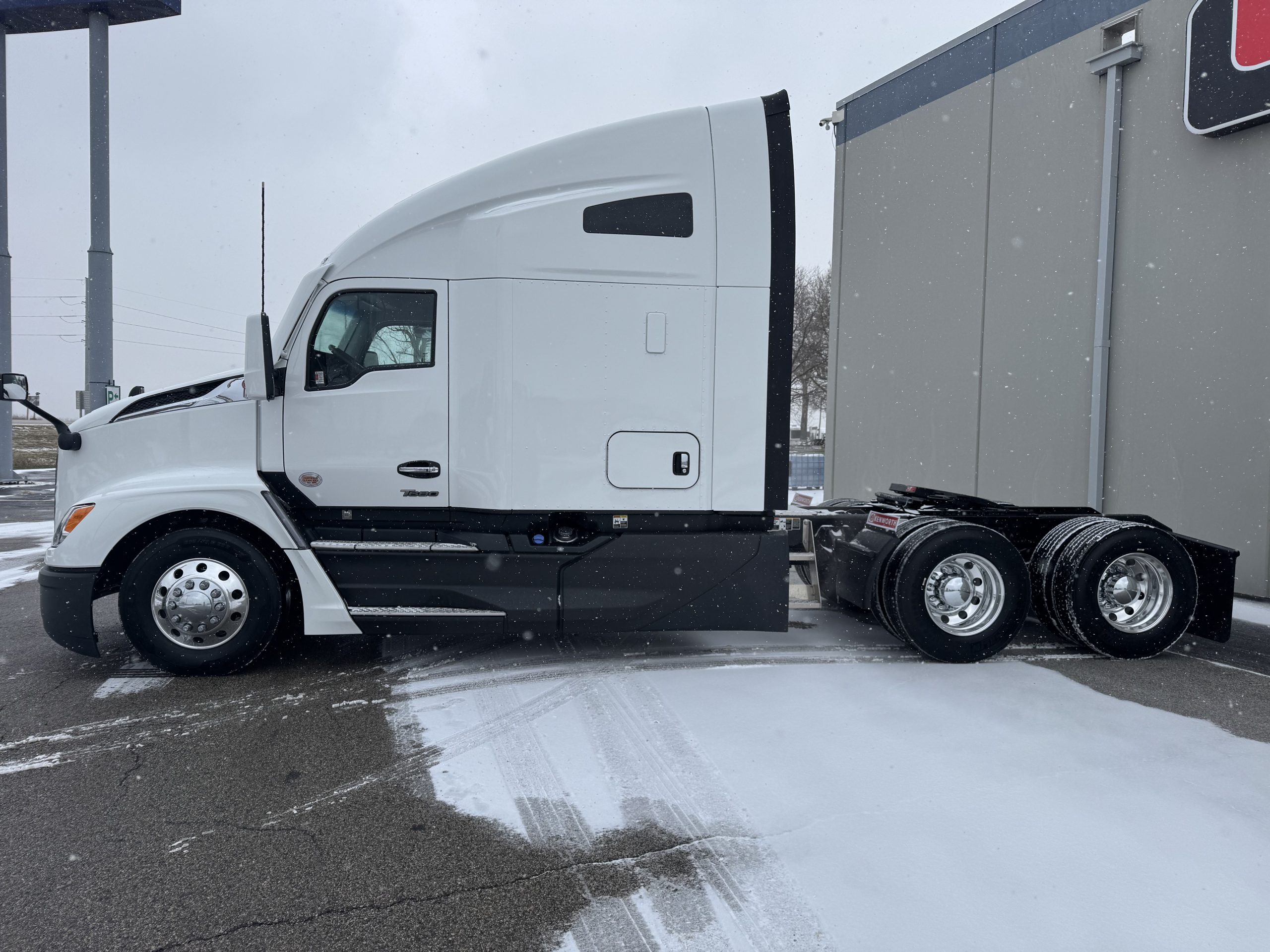 2025 KENWORTH T680 - image 2 of 6