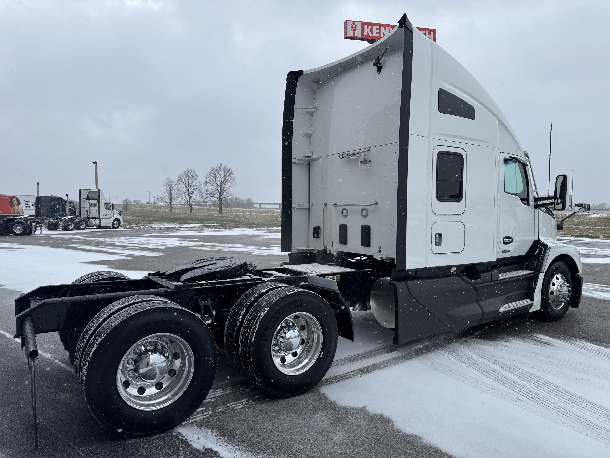 2025 KENWORTH T680 - image 4 of 6