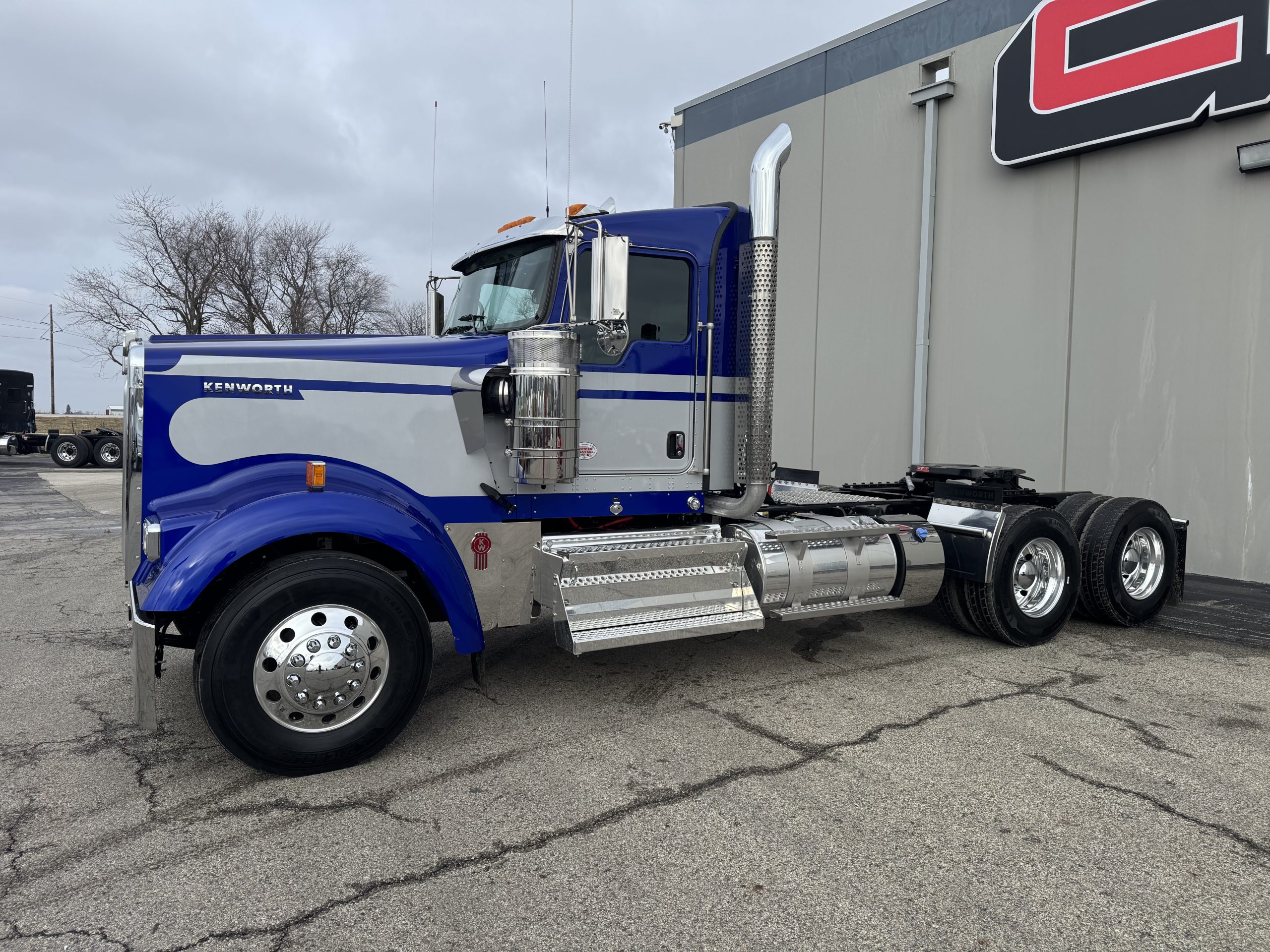 2025 KENWORTH W900L - image 2 of 6