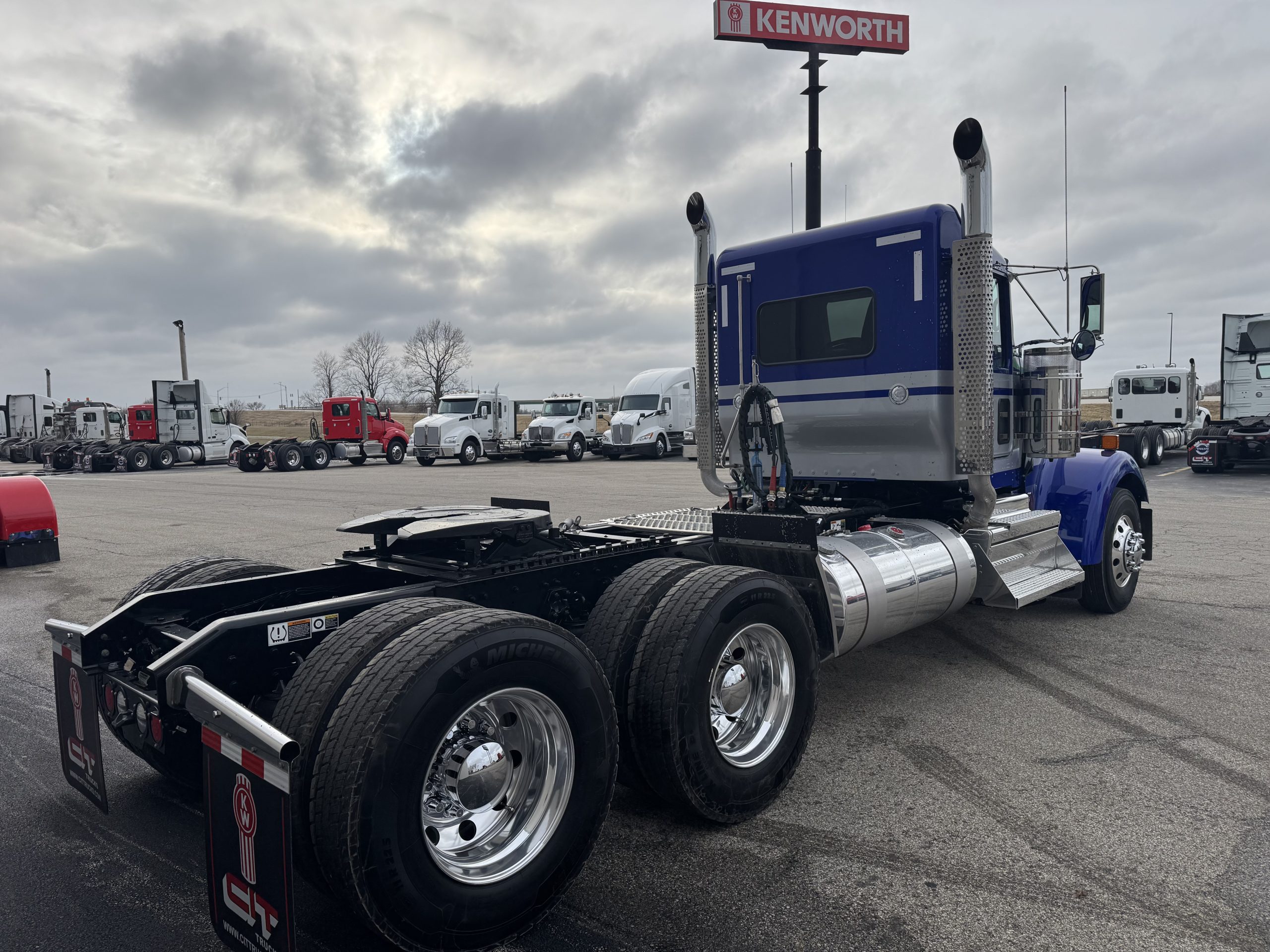 2025 KENWORTH W900L - image 5 of 6