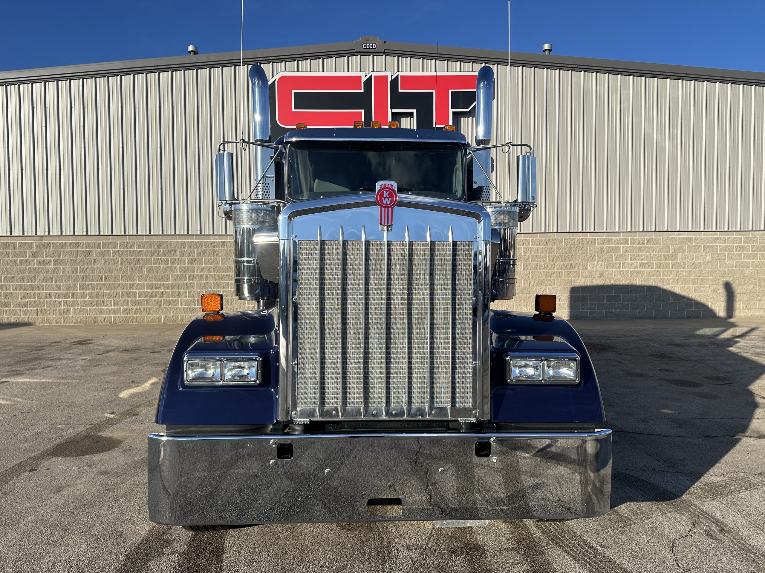 2025 KENWORTH W900L - image 2 of 6